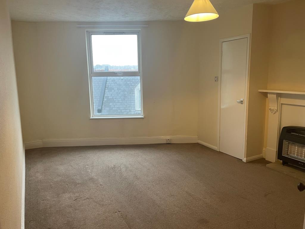 Lot: 17 - DETACHED BUILDING ARRANGED AS TWO FLATS -